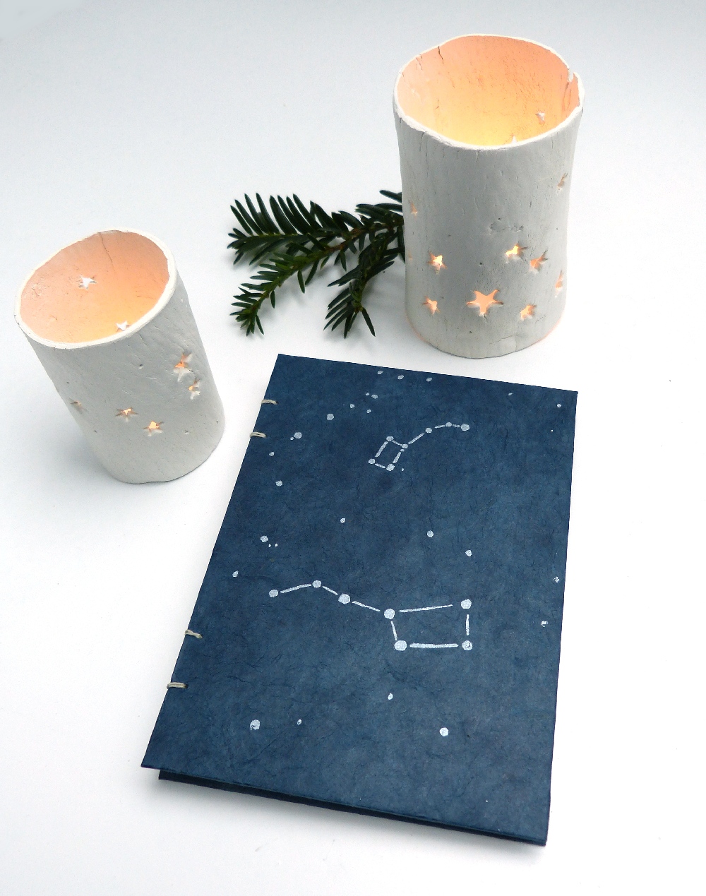 Windlichter und Notizbuch mit Sternenhimmel