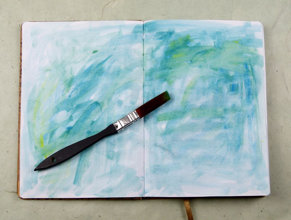 Art Journal mit einfachem Aquarell-Hintergrund und Pinsel